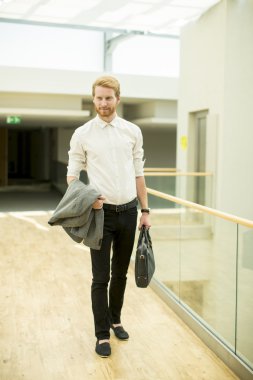 Koridorda genç işadamı