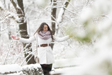 Kış adlı genç bir kadın