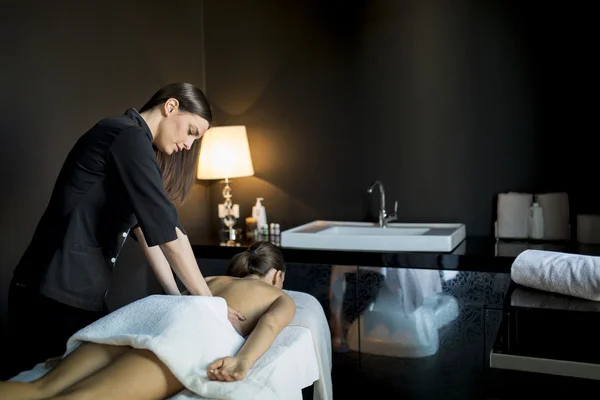 Kobieta o masażu — Zdjęcie stockowe