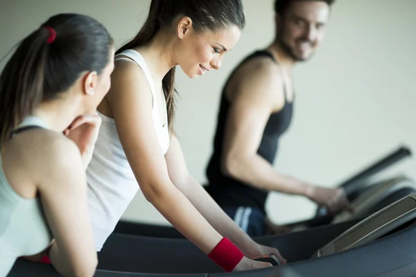 Jeunes dans la salle de gym — Photo