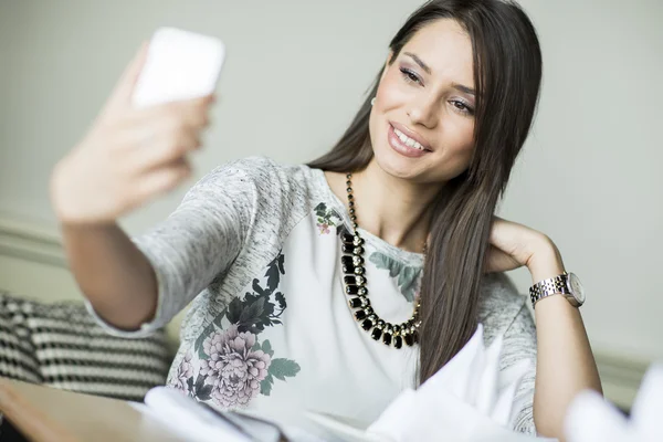 Mulher a tomar selfie — Fotografia de Stock