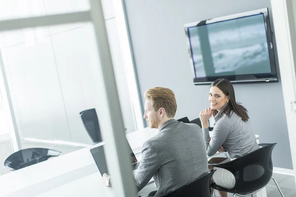 Junge Leute im Büro — Stockfoto