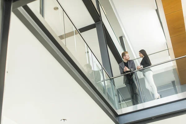 Paar werken in het kantoor — Stockfoto