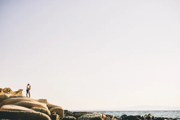 Casal relaxante na praia — Fotografia de Stock