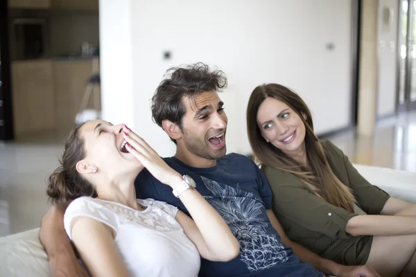 Unga människor tittar på tv — Stockfoto