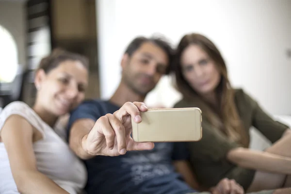 Arkadaşlar selfie alarak — Stok fotoğraf