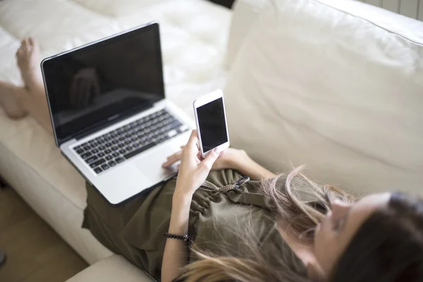 Attractive, business, caucasian, cellphone, communication, computer, conversation, female, girl, happy, laptop, lifestyle, mobile, people, person, phone, smartphone, technology, woman, working, young, device, hands, fingers, freelance — Zdjęcie stockowe