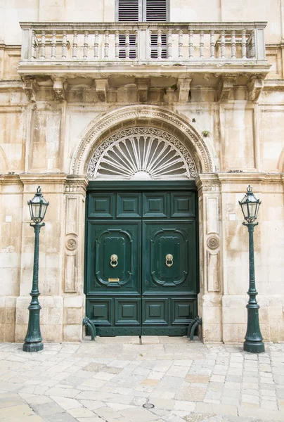 바리에서 오래 된 문 — 스톡 사진