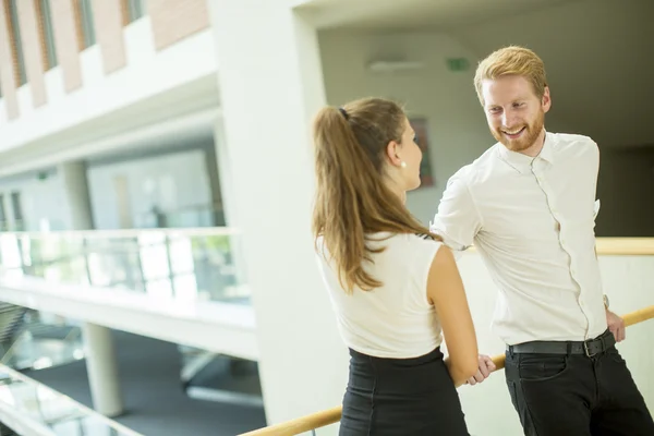 Business couple in the hallway — Stock Photo, Image