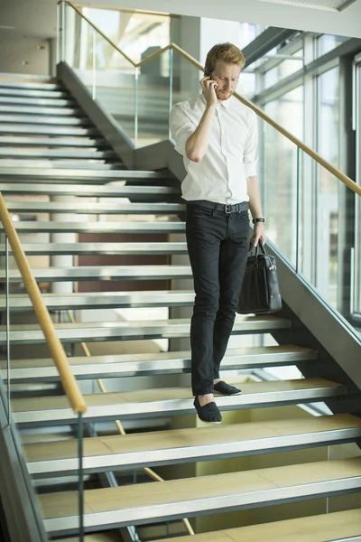 Молодой бизнесмен на лестнице — стоковое фото
