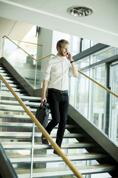 Молодой бизнесмен на лестнице — стоковое фото