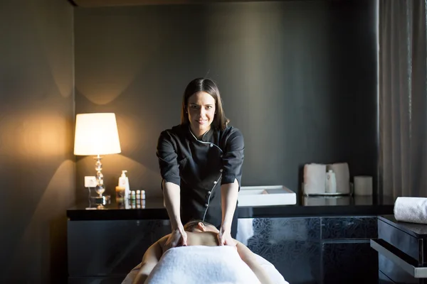 Donna avendo massaggio — Foto Stock