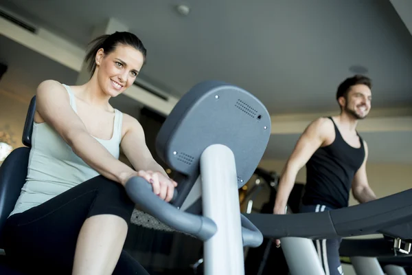 Young people in the gym — Stock Photo, Image