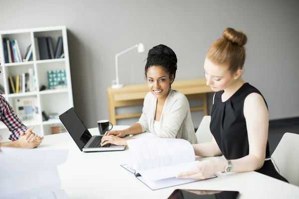 Jonge vrouw in het kantoor — Stockfoto