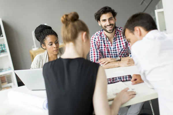 Junge Leute im Büro — Stockfoto