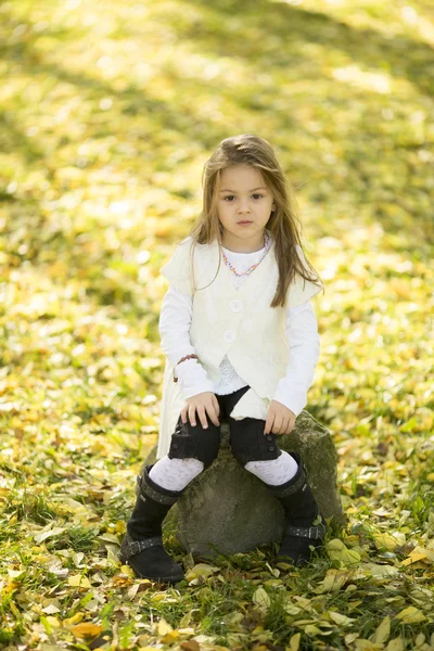 Küçük kız parkta — Stok fotoğraf