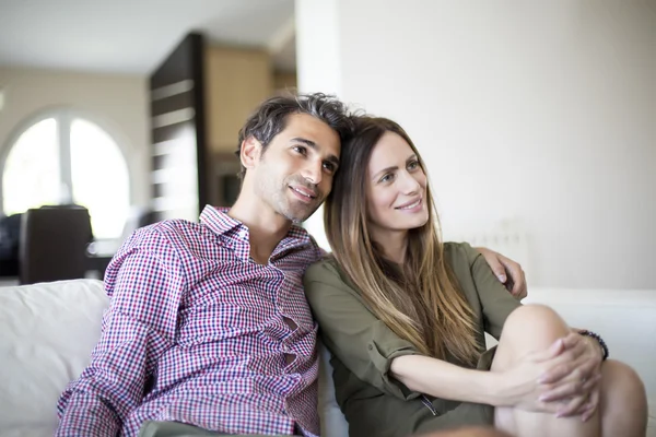 Pareja joven viendo la televisión —  Fotos de Stock