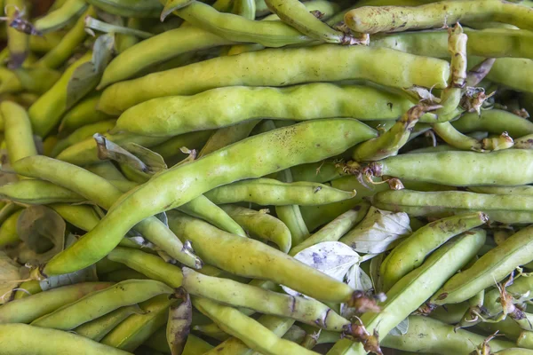 Groene erwten op de markt — Stockfoto