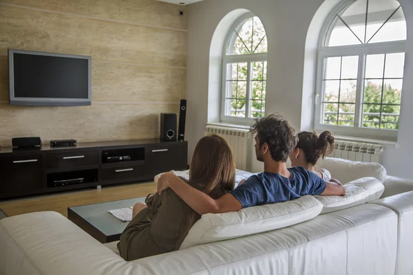 Young people watching tv — Stock Photo, Image