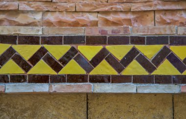 Binanın üzerinde Arapça şekil