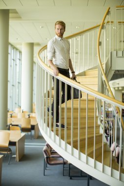 Genç adam merdivenlerde