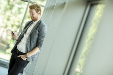 Cep telefonu olan adam.