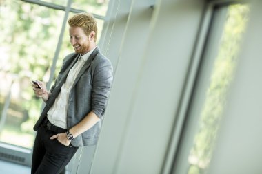 Cep telefonu olan adam.