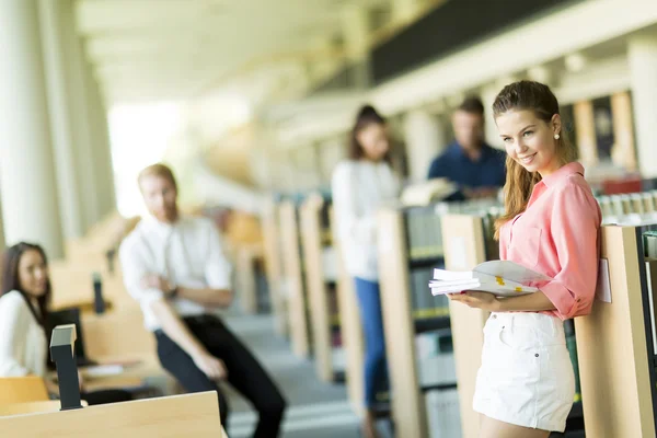 Ung kvinna i biblioteket — Stockfoto