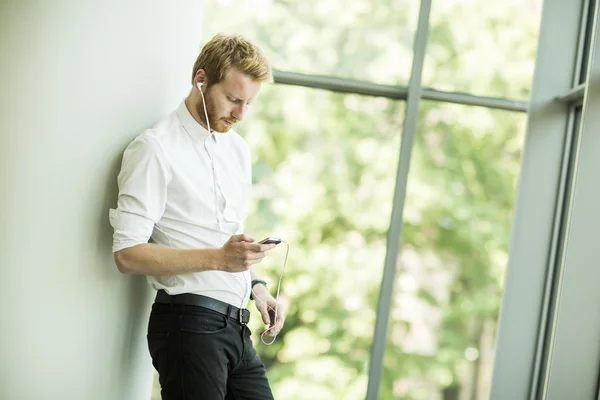 Man met mobiele telefoon — Stockfoto