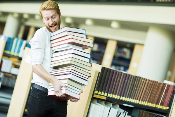 Jovem Homem na biblioteca — Fotografia de Stock