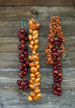 ahşap zemin üzerine soğan