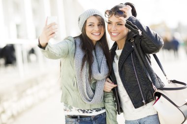 Selfie Çeken Kadınlar