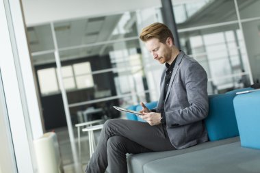 Ofisteki genç adam.