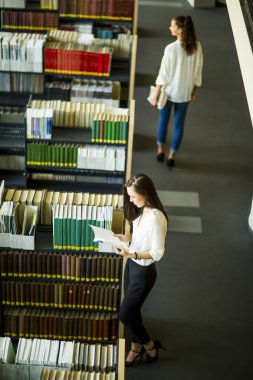 Kütüphanedeki genç kadınlar.