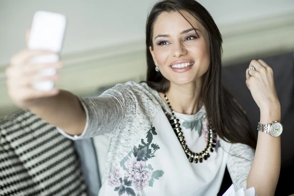 Junge Frau macht Selfie — Stockfoto