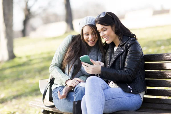 Giovani donne in panchina — Foto Stock