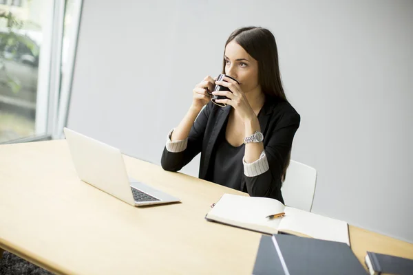 Mujer que trabaja en la oficina — Foto de Stock