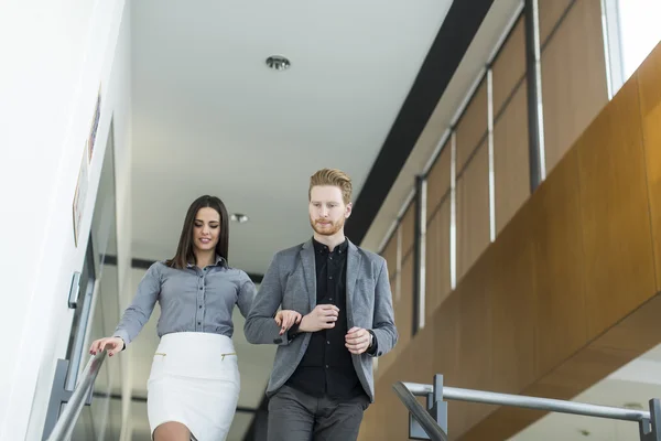 Op de trappen in office (echt) paar — Stockfoto