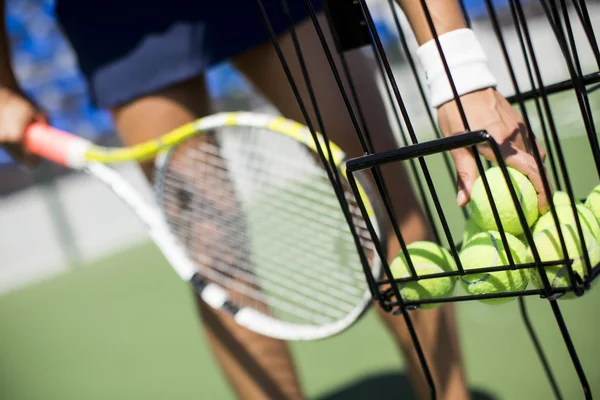 Donna che gioca a tennis — Foto Stock