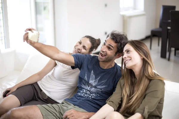 Pessoas que tomam selfie — Fotografia de Stock