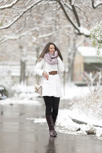 Jonge vrouw op winter — Stockfoto