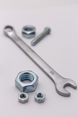 Beyaz üzerine farklı araçlar