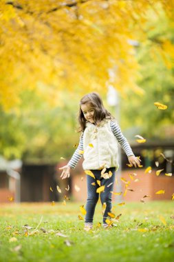 sonbahar parkta kız