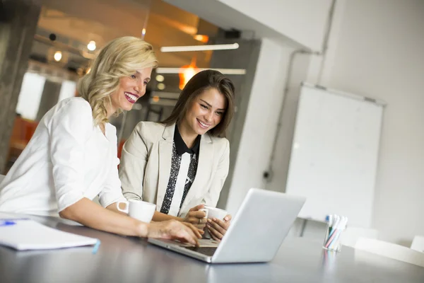 Jonge vrouwen op kantoor — Stockfoto