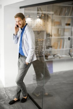 Cep telefonu olan adam.