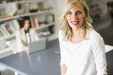 Ofisteki genç kadınlar.