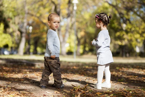 Kinder im Herbstpark — Stockfoto