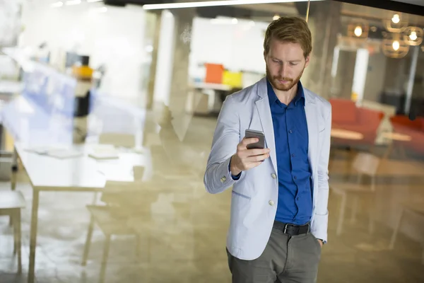 Hombre con teléfono móvil — Foto de Stock