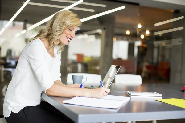 Jonge vrouw in het kantoor — Stockfoto