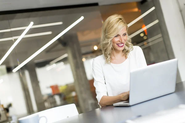 Jonge vrouw in het kantoor — Stockfoto